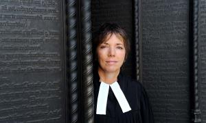 Margot Käßmann vor dem Thesenportal der Wittenberger Schlosskirche.