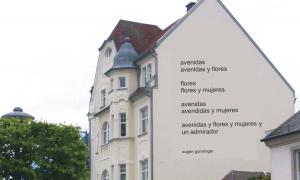 Rehauer Hausfassade mit dem Gedicht "Avenidas"