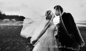 Hochzeit Paar schwarz weiß Strand
