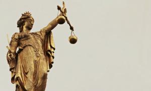 Justitia ist die Göttin der Gerechtigkeit