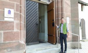 Eingang Christuskirche Neumarkt mit Pfarrer Michael Murner.