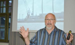 Rüstungsexperte Jürgen Grässlin beim EBW-Vortrag in Regensburg.