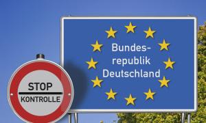 Schild Grenzkontrolle an Bundesgrenze.