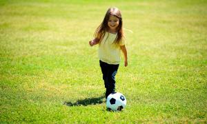 Mädchen mit Fußball