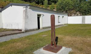 Hiob III. heißt die Skulptur im ehemaligen Arresthof, dem Exekutionsort Dietrich Bonhoeffers.