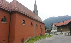Blick zur Dorfmitte von der Kirche aus.