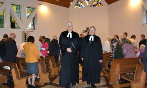 Pfarrer Thomas Koschnitzke (links) und Dekan Eckhard Herrmann beim Auszug aus der Kreuzkirche.