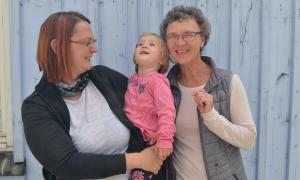 Jana Gerlach und Täufling Lena zusammen mit Pfarrerin Marlies Gampert
