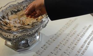 Die Ziehung der "Herrnhuter Losungen"