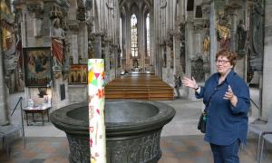 Petra Seegets bei einer Führung in St. Sebald. Die Nürnberger Pfarrerin ist mit Leidenschaft Touristenseelsorgerin.