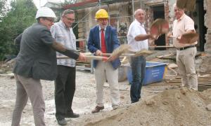 Symbolischer Schaufelstich (v. r.): Wilhelm Sturm vom Ausschuss der Diakoniestation, Bürgermeister Herbert Volkamer, Dekan Ivo Huber, Bauunternehmer Reinhard Bräutigam und Architekt Martin Zeltner. 