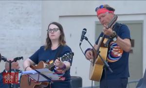 Der evangelische Pfarrer und Liedermacher und Johannes Matthias Roth aus Nürnberg auf dem Petersplatz in Rom als Mitglied der Band »Peace Seekers« während der Ministrantenwallfahrt 2018.