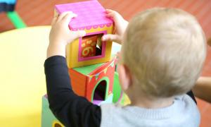 Mit Bauklötzen spielen fördert die Feinmotorik kleiner Kinder.