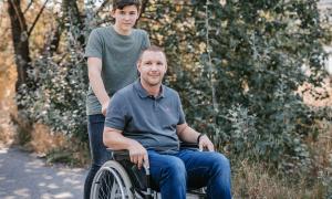 Sohn pflegt seinen Vater