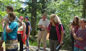 Gabriela Neumann-Beiler (Mitte) bei ihren geführten meditativen Wanderungen. 