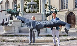 Pfarrerin Jutta Martin und Kommunikationsdesigner Volker Heim mit Wal-Kostüm