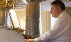 Landeskirchenmusikdirektor Ulrich Knörr an der Orgel im Lahm