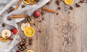 Holztisch mit verschiedenen Adventsgewürze
