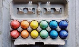 Bunte Eier in Eischale