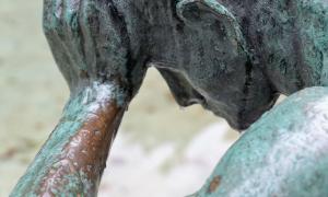 Skulptur eines Mannes mit Kopf in den Händen