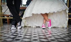 Ehepaar bei der Hochzeit mit Gymnastikschuhe