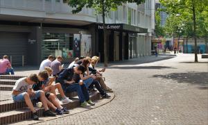 Gruppe von jugendlichen mit Smartphones