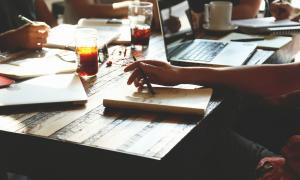 Tagung mit Computer und Getränken