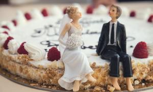 Hochzeitskuchen mit Brautpaar aus Zucker