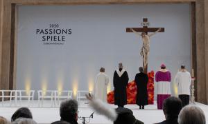 Passionsspiele 2020 - Gottesdienst zur Gelübdeerneuerung am 20.10.2018: Geistliche vor dem Kreuz.
