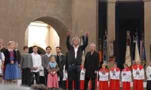 Spielleiter Christian Stückl als Kirchenmusiker beim ökumenischen Gottesdienst zur Gelübdeerneuerung. Rechts neben ihm Bühnenbildner Stefan Hageneier, links neben ihm der zweite Spielleiter Abdullah Karaca, sowie »Jesus« Rochus Rückel und »Judas« Cengiz Görür.