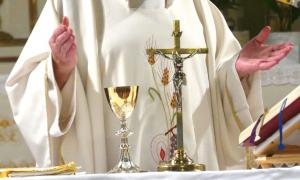 Priester katholisch Altar Segen