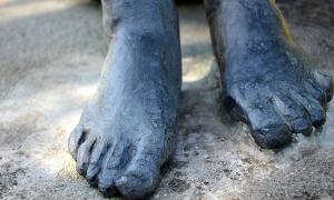 Füße einer Statue