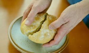 Brechen des Brots mit Händen