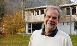 Rainer Brandt (64) vor dem Hauptgebäude des Studienzentrums Josefstal.
