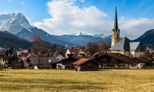 Garmisch-Partenkirche mit Zugspitze und Kirche