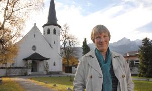 Pfarrerin Uli Wilhelm vor der Johanneskirche.