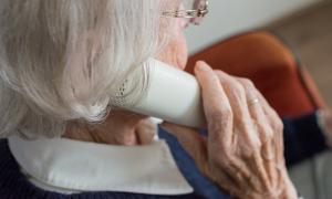 Frau am Telefon