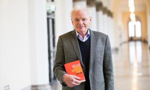 Geschwister-Scholl-Preisträger Götz Aly vor der Verleihung am 19. November in der LMU München. 
