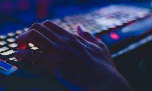 Hand auf dem Computer