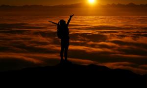 Sonne Sonnenuntergang Berge Wolken Wandern Frau