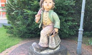 Eines der bekanntesten Motive der Hummelkinderfiguren ist der Wanderbub