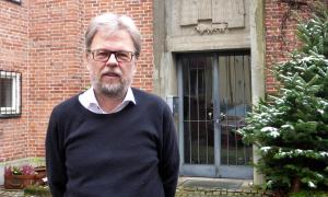 Hanns-Hinrich Sierck vor dem Spirituellen Zentrum St. Martin