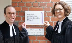 Pfarrer Felix Breitling und Pfarrerin Verena Übler vor Sophie-Scholl-Pfarramt