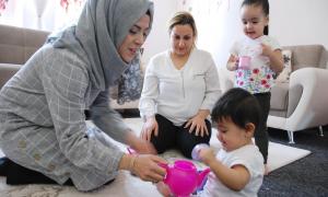 Gülbahar Yildirim (links) ist Hausbesucherin der Diakonie Hochfranken.