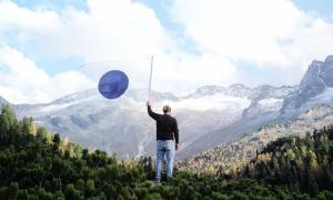 One World Flag vor Bergpanorama 