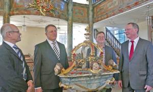 In der St.-Walburga-Kirche Benk: von links Ulrich Wirz (Haus Marteau), Bezirkstagspräsident Henry Schramm, Gemeindepfarrer Josef Paulmaier und Pfarrer Hans Peetz.