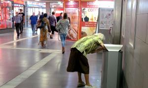 Altersarmut Frau Mülleimer Armut