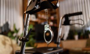 Senioren Gefängnis Handschellen Rollator