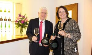 Schuster und Wirsching trinken koscheren Wein aus Franken