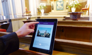 Tablet in Kirchenbank